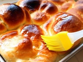 出炉后趁热刷上融化的黄油。