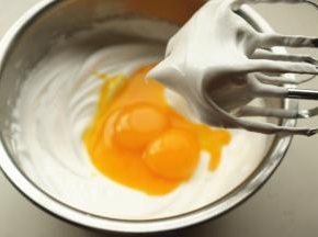加入蛋黄。