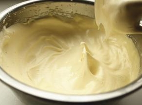 打发好的蛋糊，比直接全蛋打发要快而且更稳定。