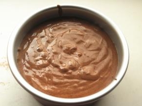 倒入6寸蛋糕模内，震几下模具震出大泡。