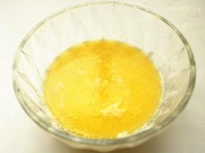 黄油和牛奶微波炉加热1分钟。