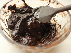 趁热搅拌均匀，晾凉。