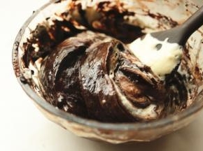 先挖一勺蛋糊放入可可糊内，搅拌均匀。