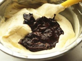 再倒回到剩余的蛋糕糊内。