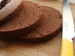 烤好的蛋糕倒扣凉透，脱模后分成三片。