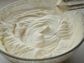 淡奶油加砂糖B打发到硬性发泡。