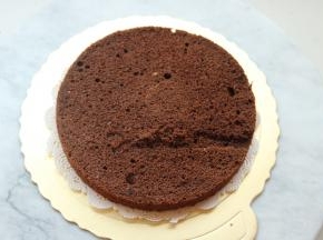 先放一片蛋糕。