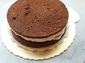 抹上奶油，再摞上一片蛋糕片。