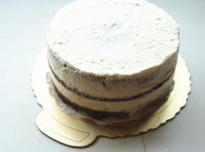 外面抹上奶油，薄薄一层即可，不平也没关系，反正待会要沾巧克力屑。