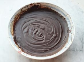 巧克力加少许牛奶和蜂蜜，隔热水溶化后，倒入一个比较广口的平盘里，送入冰箱冷藏变硬。