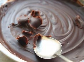 用勺子刮出巧克力屑待用。