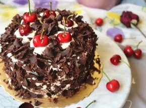 顶部挤上几朵奶油，放上樱桃装饰，蛋糕就做好了。