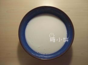 糖水晾凉到不烫手的程度就倒进粉里面搅匀成粉糊