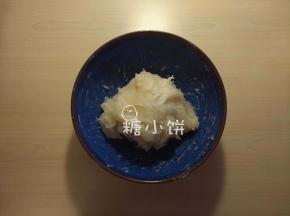 将粉糊送入800W功率的微波炉叮1分钟——1分钟——40秒
即：1分钟后取出搅匀，再1分钟，取出搅匀，再40秒，取出搅匀。
（原方在搅拌面团的时候还要蘸糖水防粘，我做了多次觉得完全没必要，就不蘸了）
各家微波炉功率不用，容器形状大小以及受热不同，还有材料总量不同都会导致面团状态不同。
所以这个时间最好是根据经验调整的。如果第一次做没有经验的话就先按方子来。