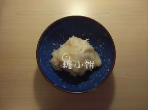 将粉糊送入800W功率的微波炉叮1分钟——1分钟——40秒
即：1分钟后取出搅匀，再1分钟，取出搅匀，再40秒，取出搅匀。
（原方在搅拌面团的时候还要蘸糖水防粘，我做了多次觉得完全没必要，就不蘸了）
各家微波炉功率不用，容器形状大小以及受热不同，还有材料总量不同都会导致面团状态不同。
所以这个时间最好是根据经验调整的。如果第一次做没有经验的话就先按方子来。