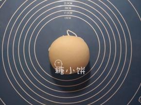 放凉至不太烫手的时候就可以用手把面团揉匀了
