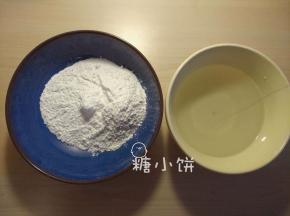 粘米粉和糯米粉混合备用，白砂糖加清水加热搅匀成澄清糖水备用。