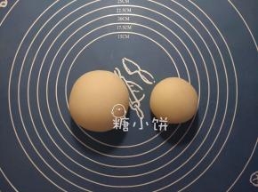 我做两个口味，所以把面团分成两份。
2/3用来做厚款的肉桂口味，1/3用来做薄款的抹茶口味。