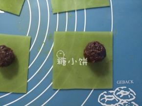 在每片的其中一角放上10G红豆馅。
馅料也可以做别的口味，这里我用的是带颗粒的红豆馅。