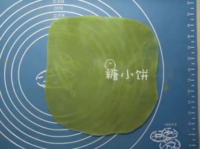 取那个1/3的小面团，表面滚上抹茶粉，擀开成薄片状
