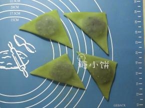 沿对角线翻折过来，顺势把馅料压扁即可。
边缘处不必特意捏起，自然地盖过去就可以了。