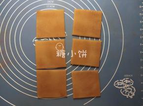 肉桂款同理，表面滚肉桂粉擀开成厚片，切分成6个厚方片（每片7x7cm）