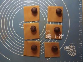 每片的其中一角放上10G红豆馅。