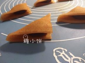 翻折过来，这款如果要留开口看到内馅的话就不要把馅料压扁。
我拍照的时候还是觉得压扁好看，就又压了压。