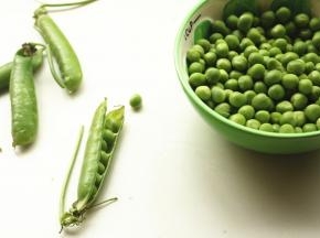 剥皮取豌豆粒。