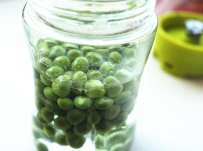 取一半的豌豆加适量水，用料理机打成汁。