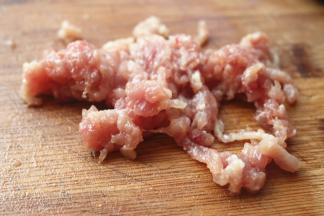瘦肉切成末。
