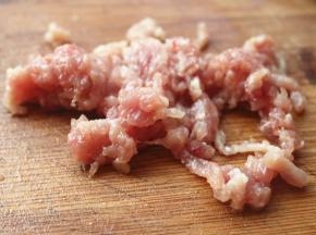 瘦肉切成末。