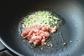 炒锅加油，爆香葱姜末。下入肉末。