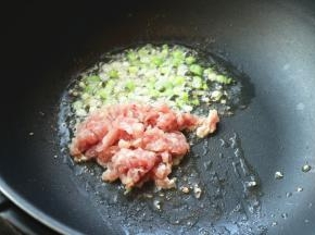 炒锅加油，爆香葱姜末。下入肉末。