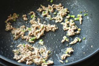 煸炒至肉末变色。