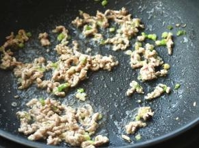 煸炒至肉末变色。