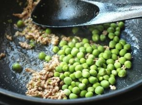 下入剩下的豌豆粒，继续翻炒。
