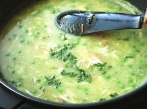 最后加入小葱末和香菜末，淋少许麻油即可。