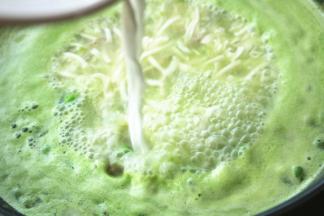 煮开后继续煮一会，下入水淀粉继续煮。