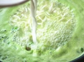 煮开后继续煮一会，下入水淀粉继续煮。