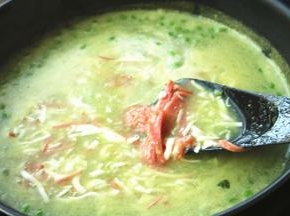 火腿丝下入锅中，再次煮开，加盐和胡椒粉调味。