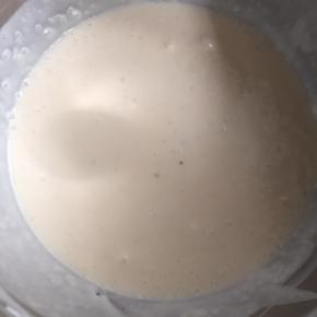 13:把晾凉后的红茶液加入到奶油奶酪中混合均匀