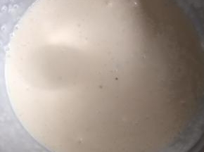 13:把晾凉后的红茶液加入到奶油奶酪中混合均匀