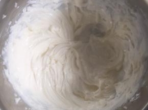 5:奶油奶酪隔热水打至顺滑
