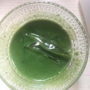 4:牛奶微波炉加热至50度左右，加入抹茶粉混合均匀，然后加入事先用冷水泡软的5克吉利丁片，搅拌融化