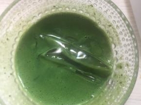 4:牛奶微波炉加热至50度左右，加入抹茶粉混合均匀，然后加入事先用冷水泡软的5克吉利丁片，搅拌融化