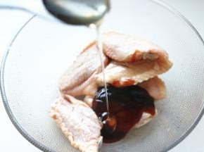 加入照烧酱。加入一勺蜂蜜。