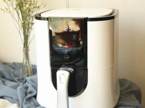 选择烤鸡翅功能。启动炸锅。