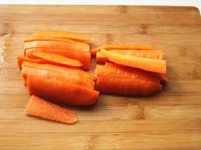 胡萝卜洗净去皮，切成细条。