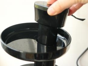 有些下不去的胡萝卜条，可以用推杆向下推一下。